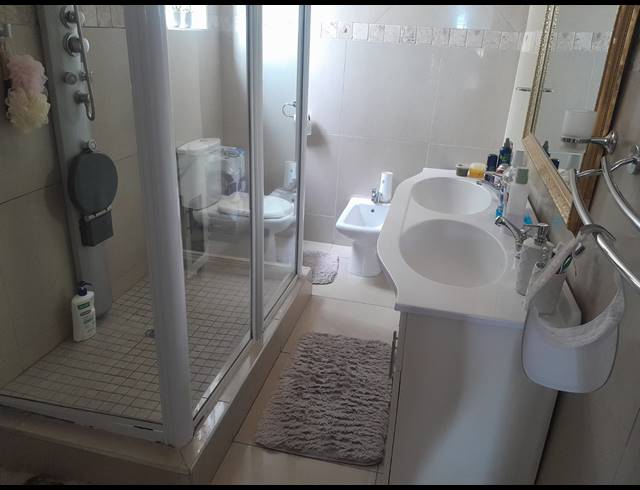 6 BEDROOM HOUSE FOR SALE IN SAFARI GARDENS
